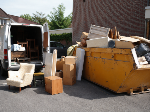 Entrümpelung und Abtransport Entrümpelung mit Transporter und Container für Möbel und Hausrat